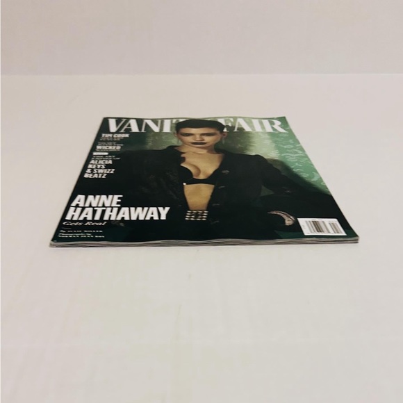 Vanity Fair Magazine - April 2024 - Anne Hathaway - Picture 3 of 4